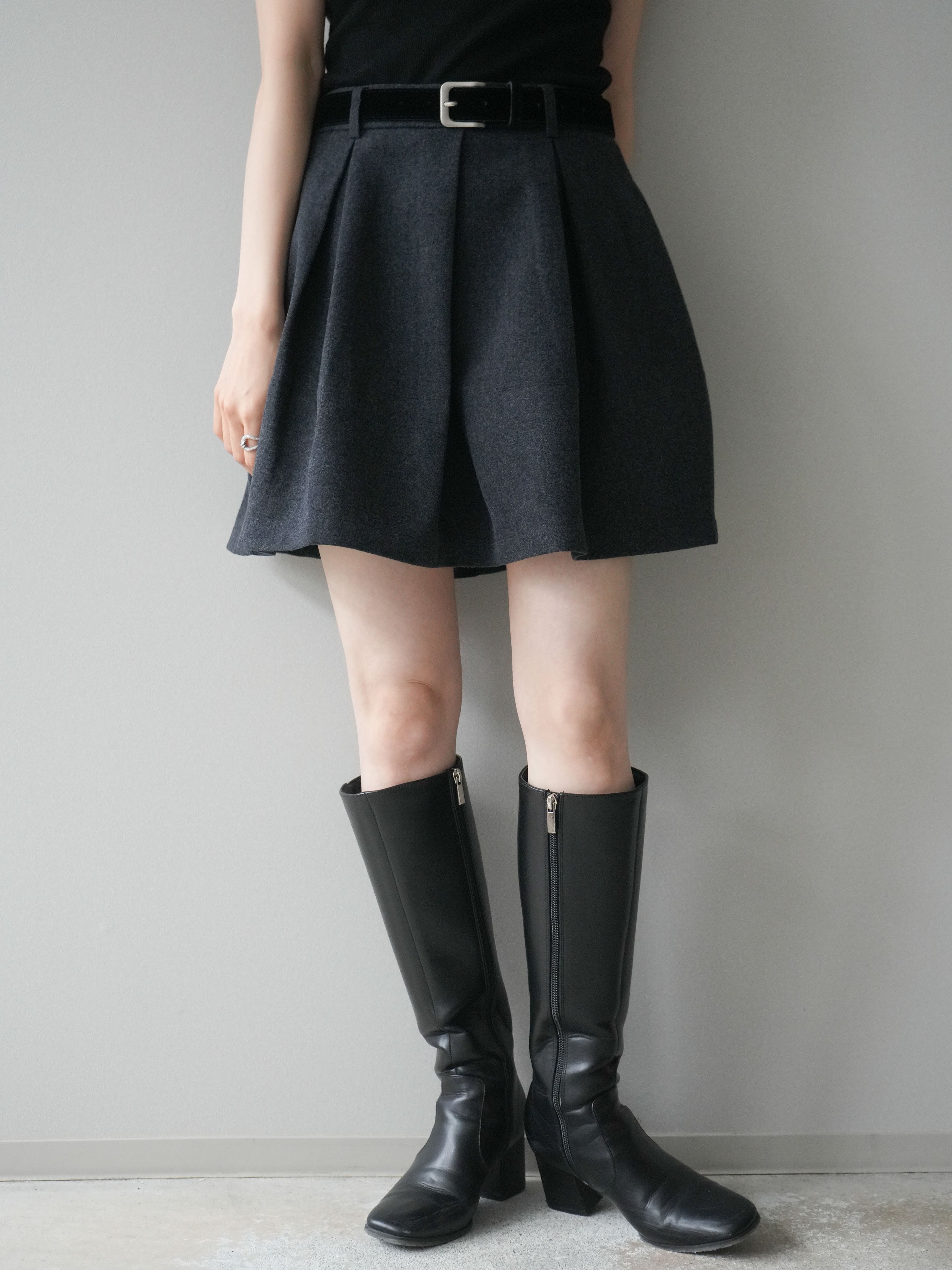 予約]ベルト付きタックミニスカート/charcoal – Lumier
