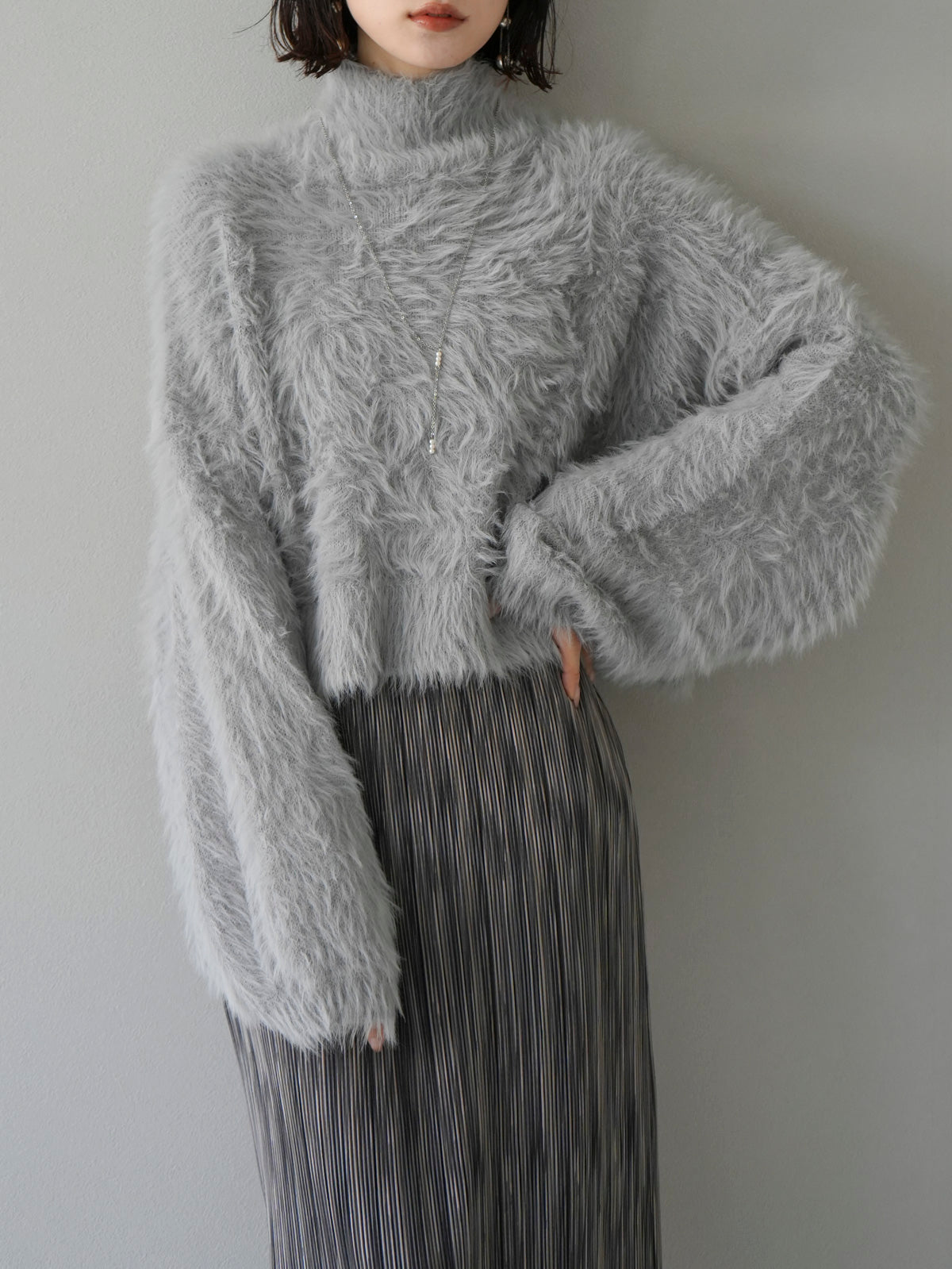 予約]ハイネックボリュームスリーブシャギーニット/グレー – Lumier