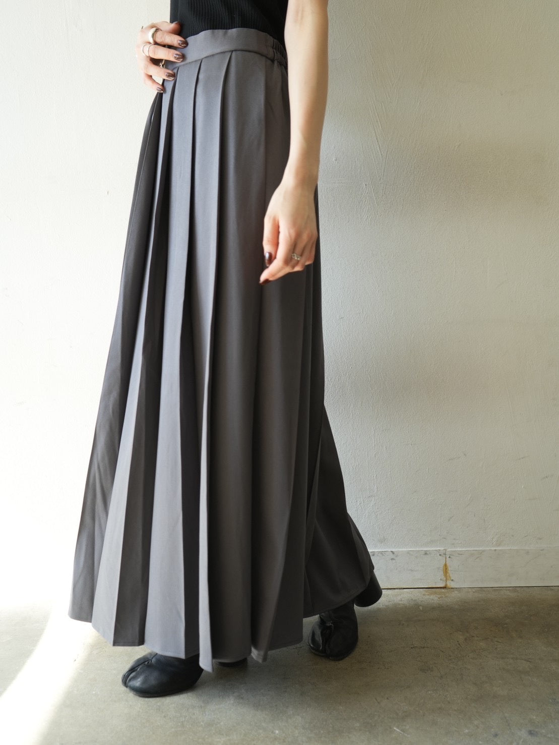 予約]タックプリーツマキシスカート/グレー – Lumier
