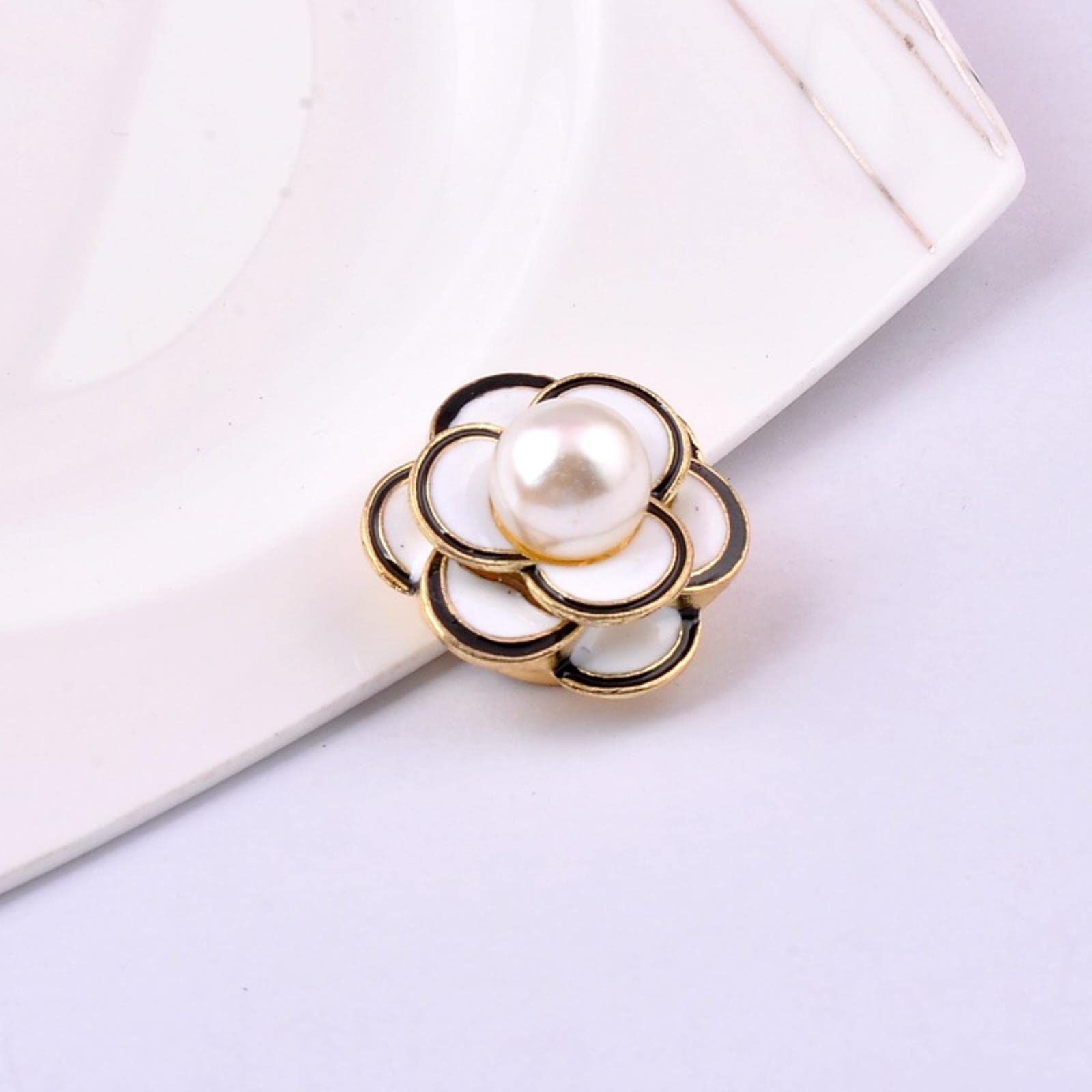 Amazon.co.jp: カメリアフラワーマグネットブローチパールストロング