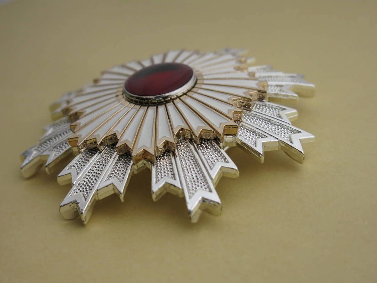 Amazon.co.jp: 勲二等旭日章 勲章 精密複製 日本陸海軍 大日本帝国