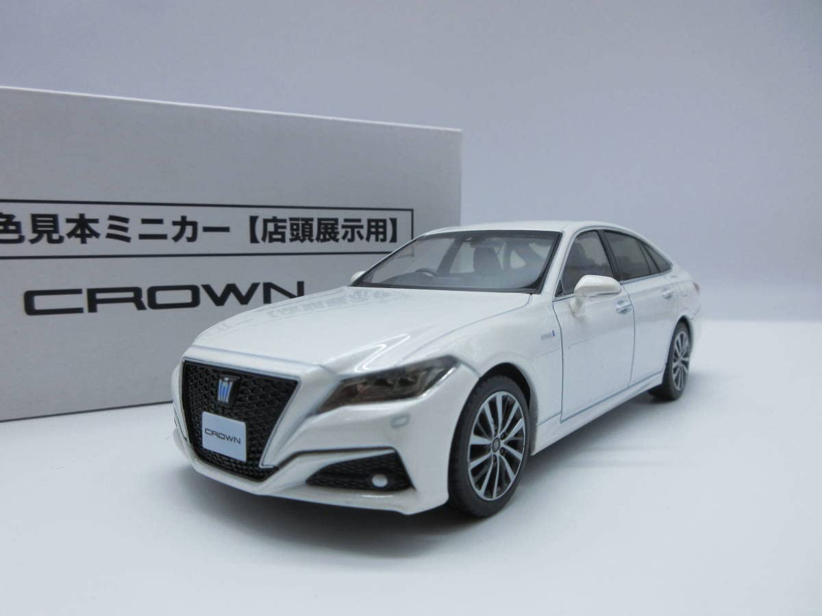 トヨタCROWN 1/30ミニカー ホワイト 新品 未開封 トヨタCROWN 1/30