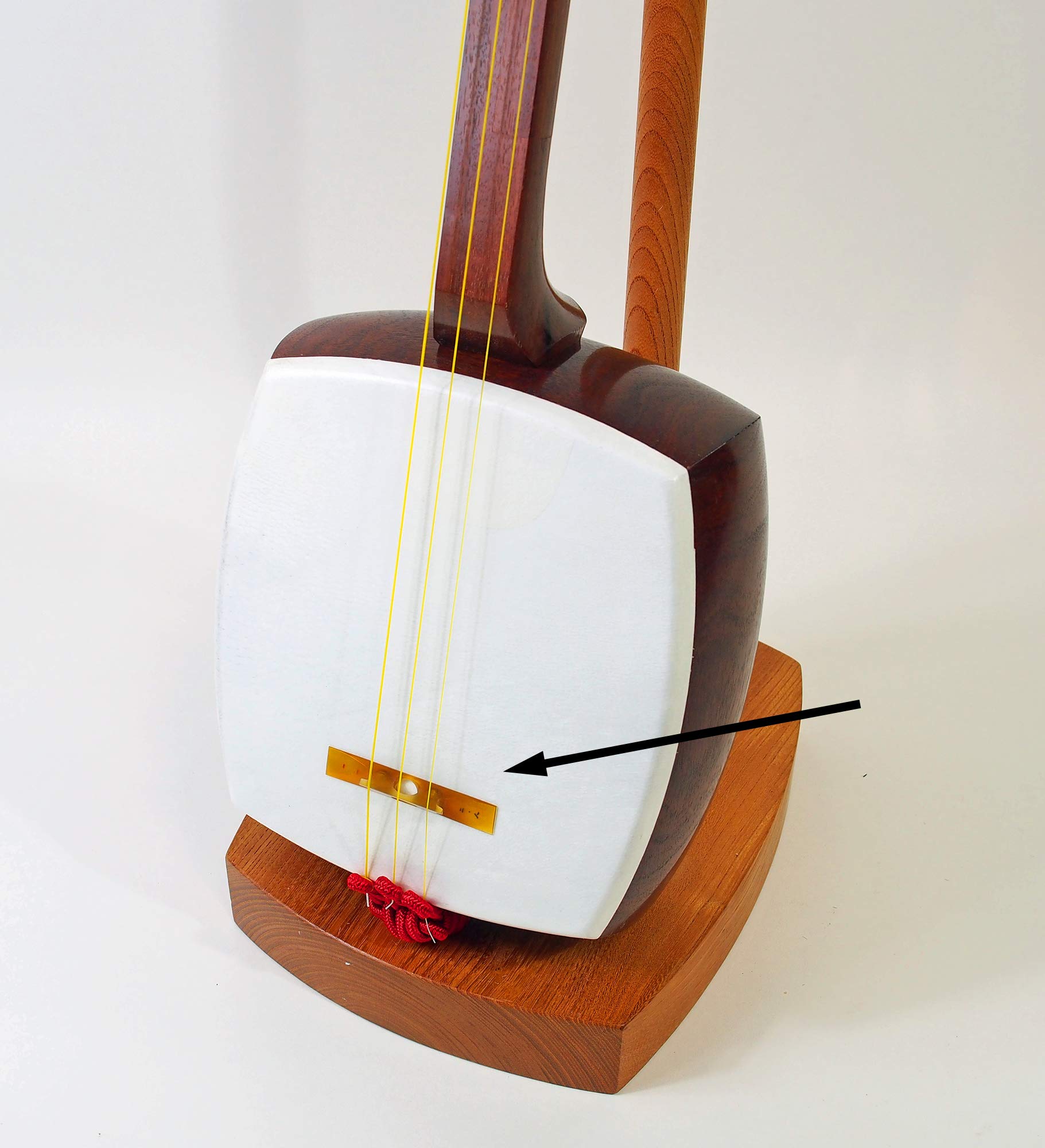 Amazon | 三味線亀屋 地唄三味線用水牛駒(高さ2分8厘 重さ1匁1分) 1枚