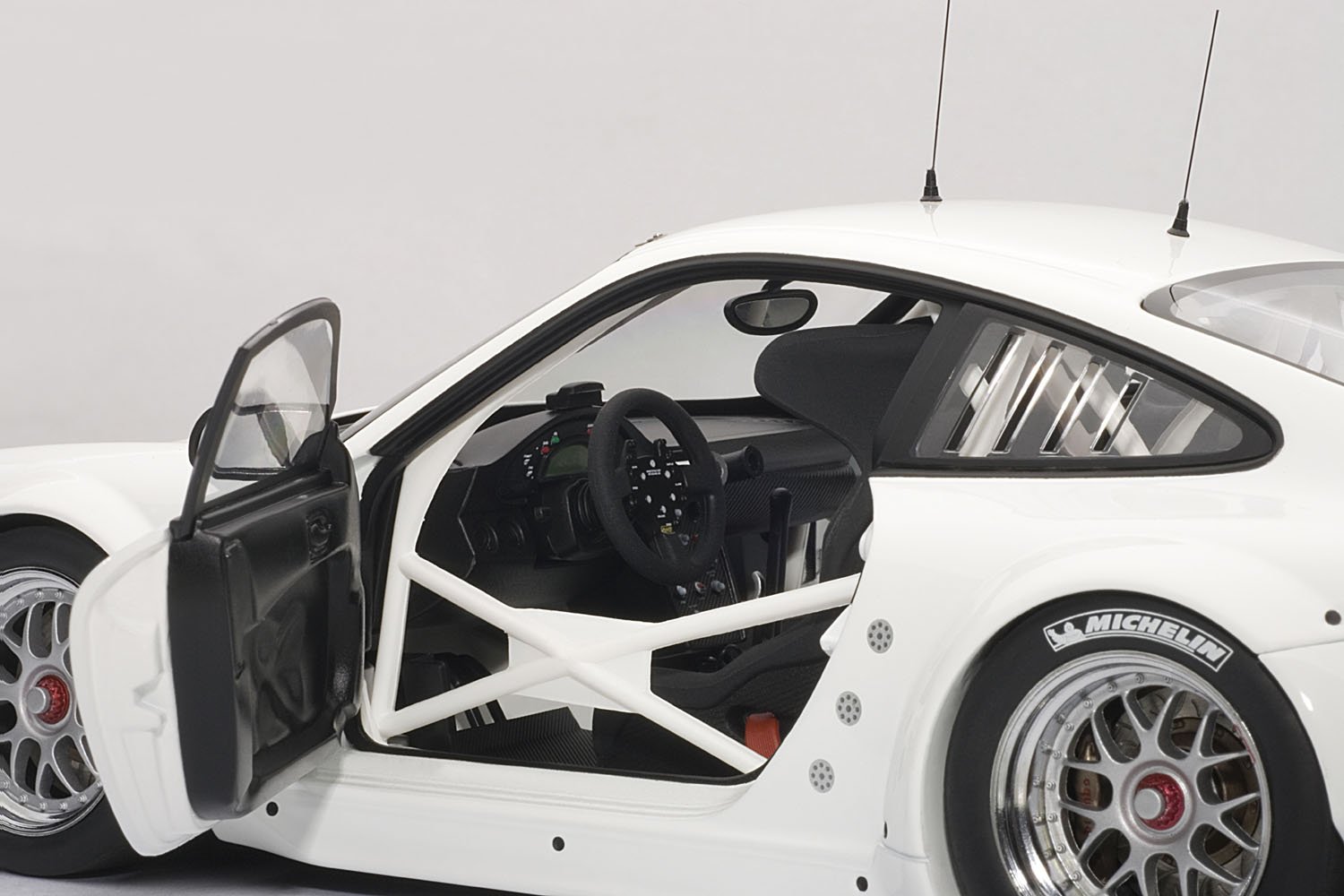 Amazon.co.jp: AUTOart 1/18 ポルシェ 911 (997)GT3 RSR 10 プレーン