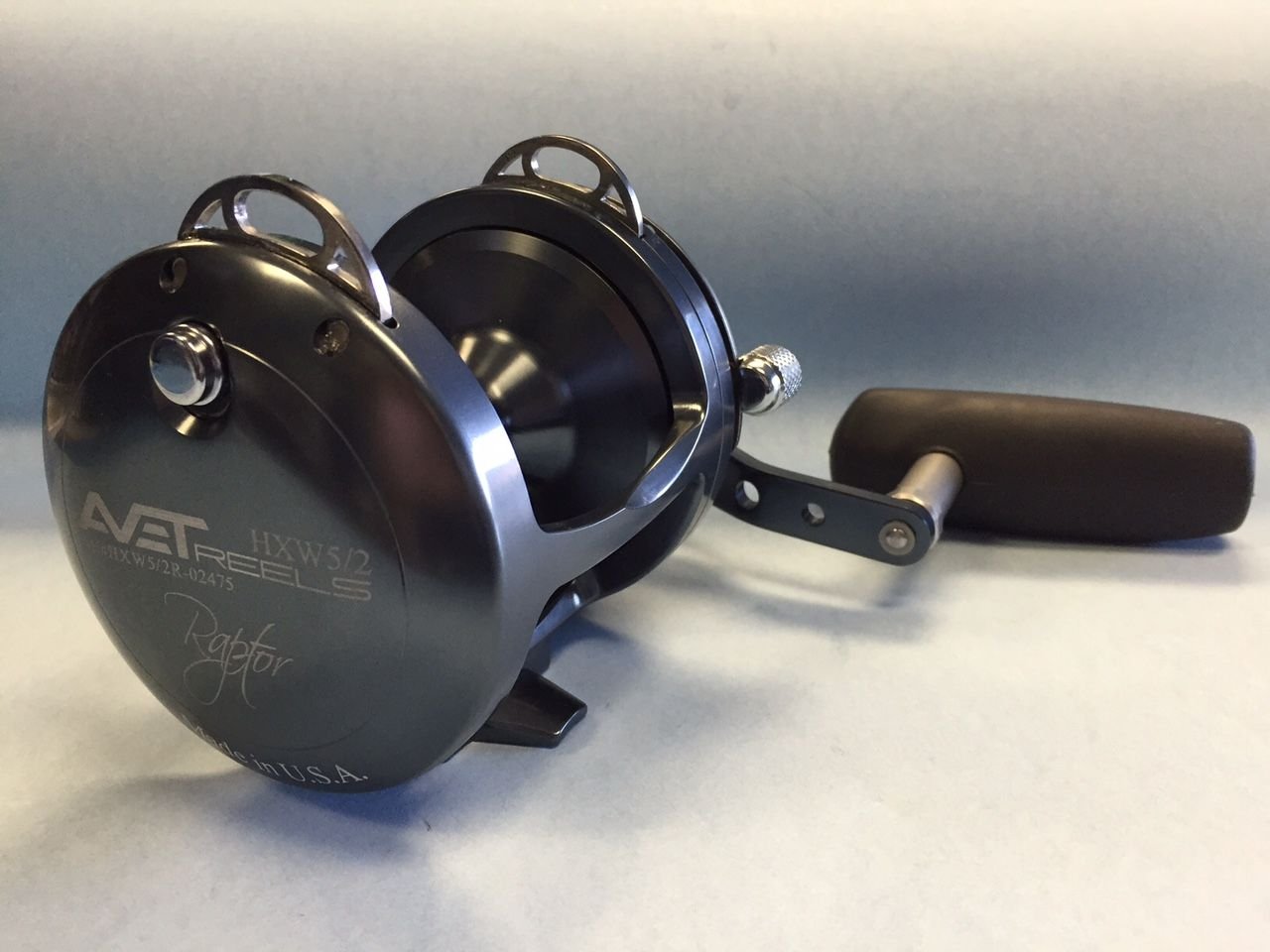 Amazon | Avet HXW5/2 Raptor コンベンショナルリール ガンメタル