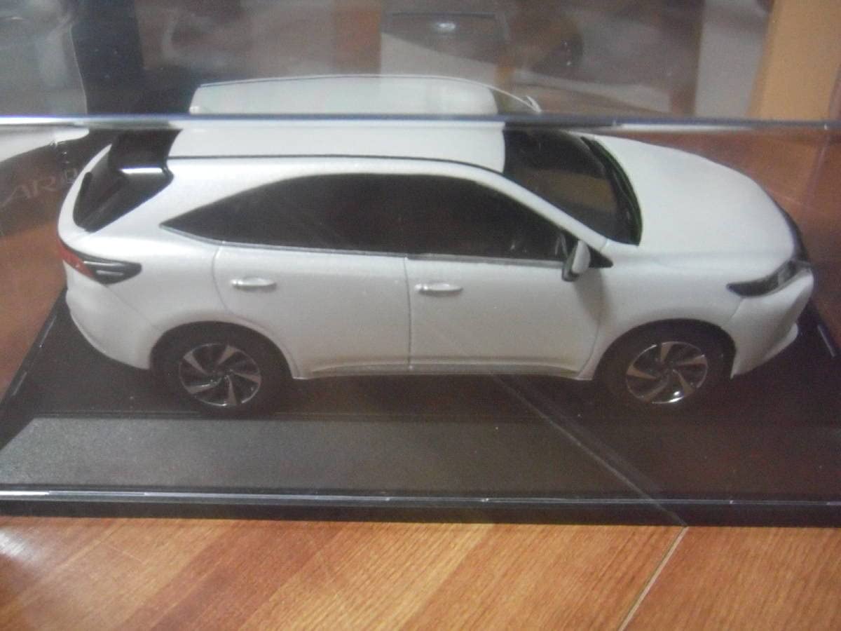 Amazon | トヨタ ハリアー ハリヤー ミニカー 1/30 カラーサンプル 白