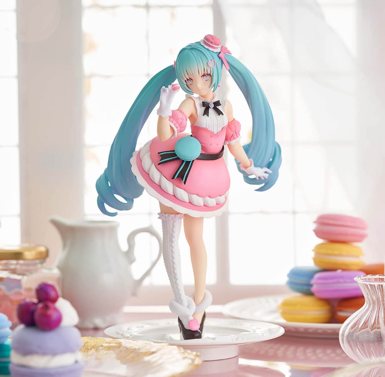 Amazon.com: Furyu Hatsune Miku - Sweet Sweets Macaroon - Statuette