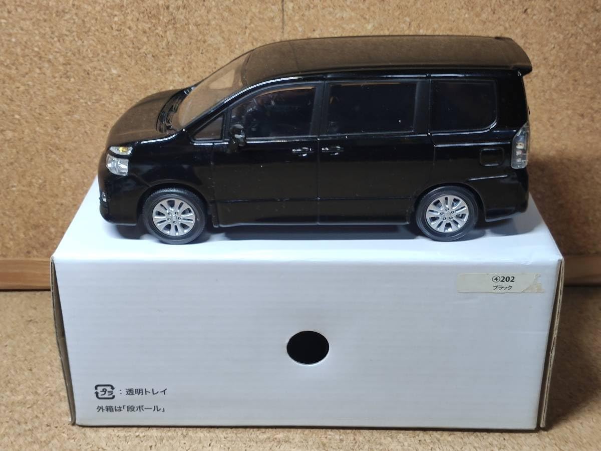 Amazon | ミニカー 1/30 VOXY ヴォクシー ブラック カラーサンプル