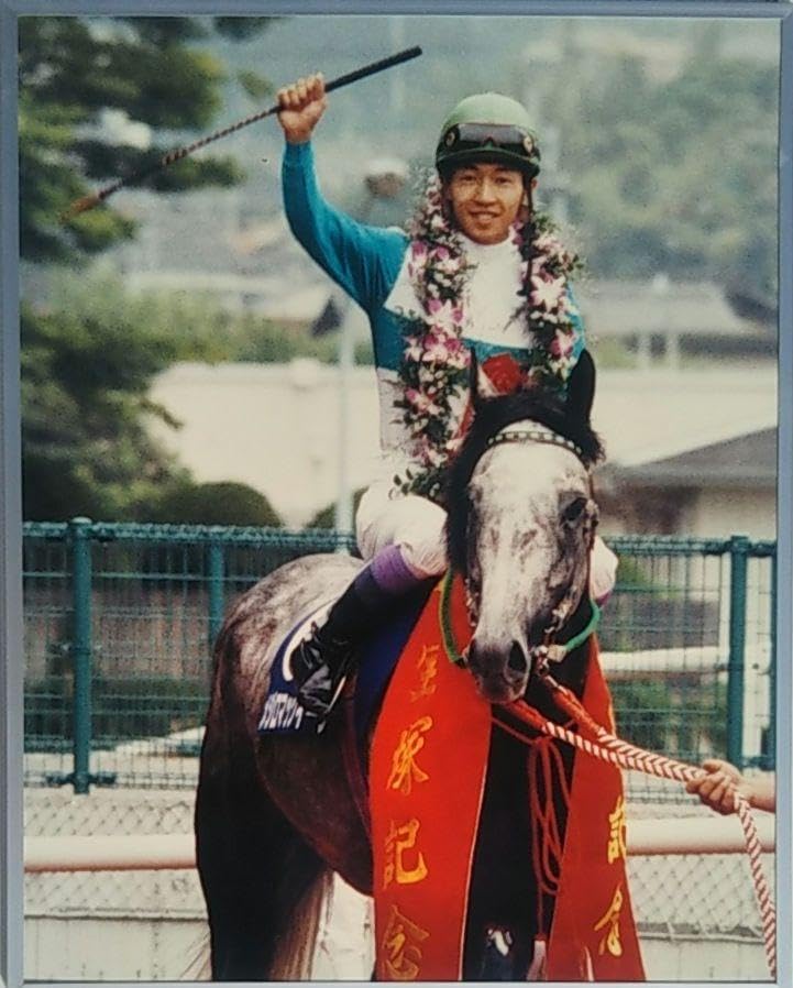 Amazon.co.jp: 競馬 メジロマックイーン 武豊 写真パネル : ホーム