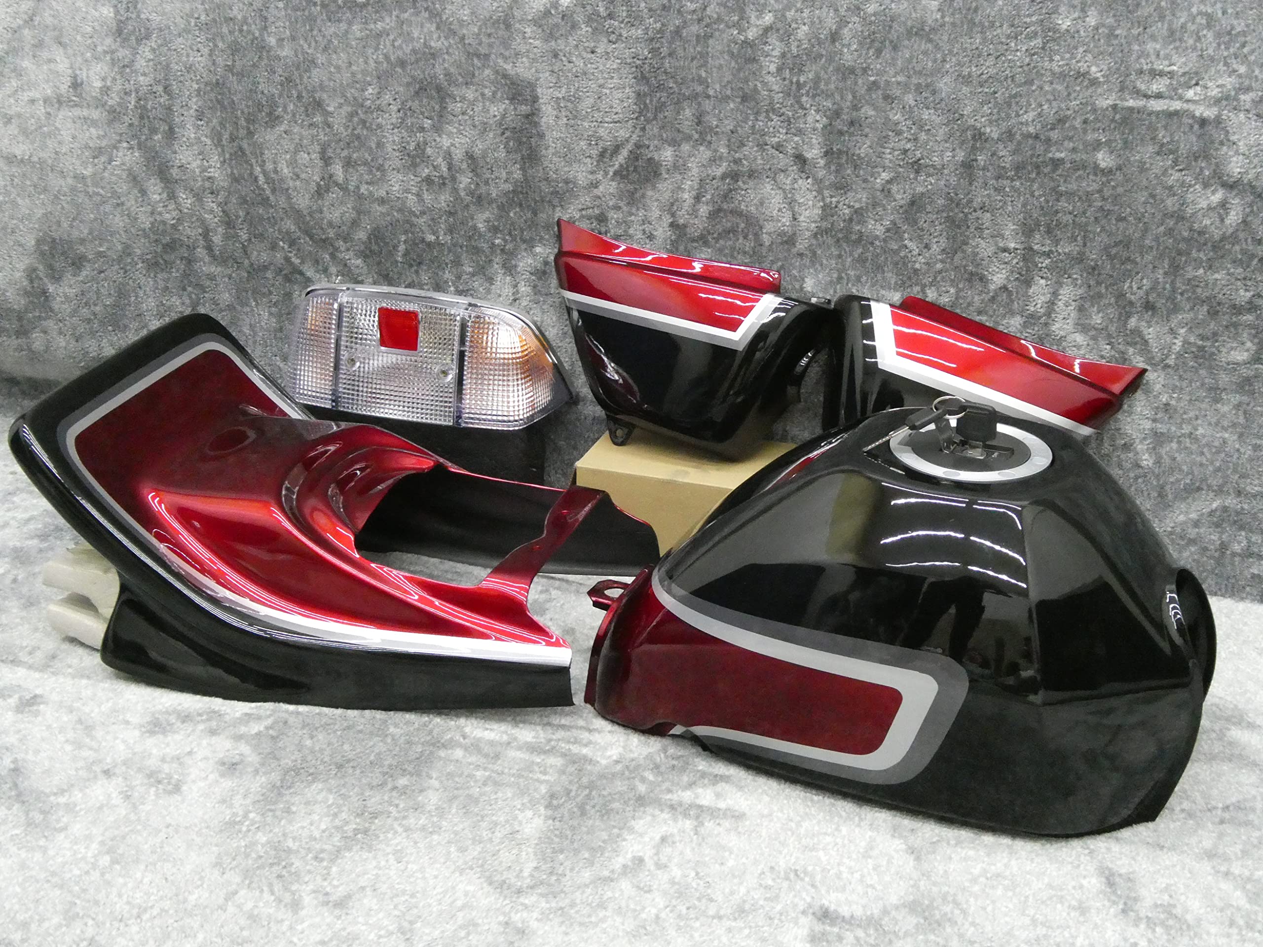 Amazon | エイプ50 外装セット CBX 黒赤2型 風 テールランプ付き