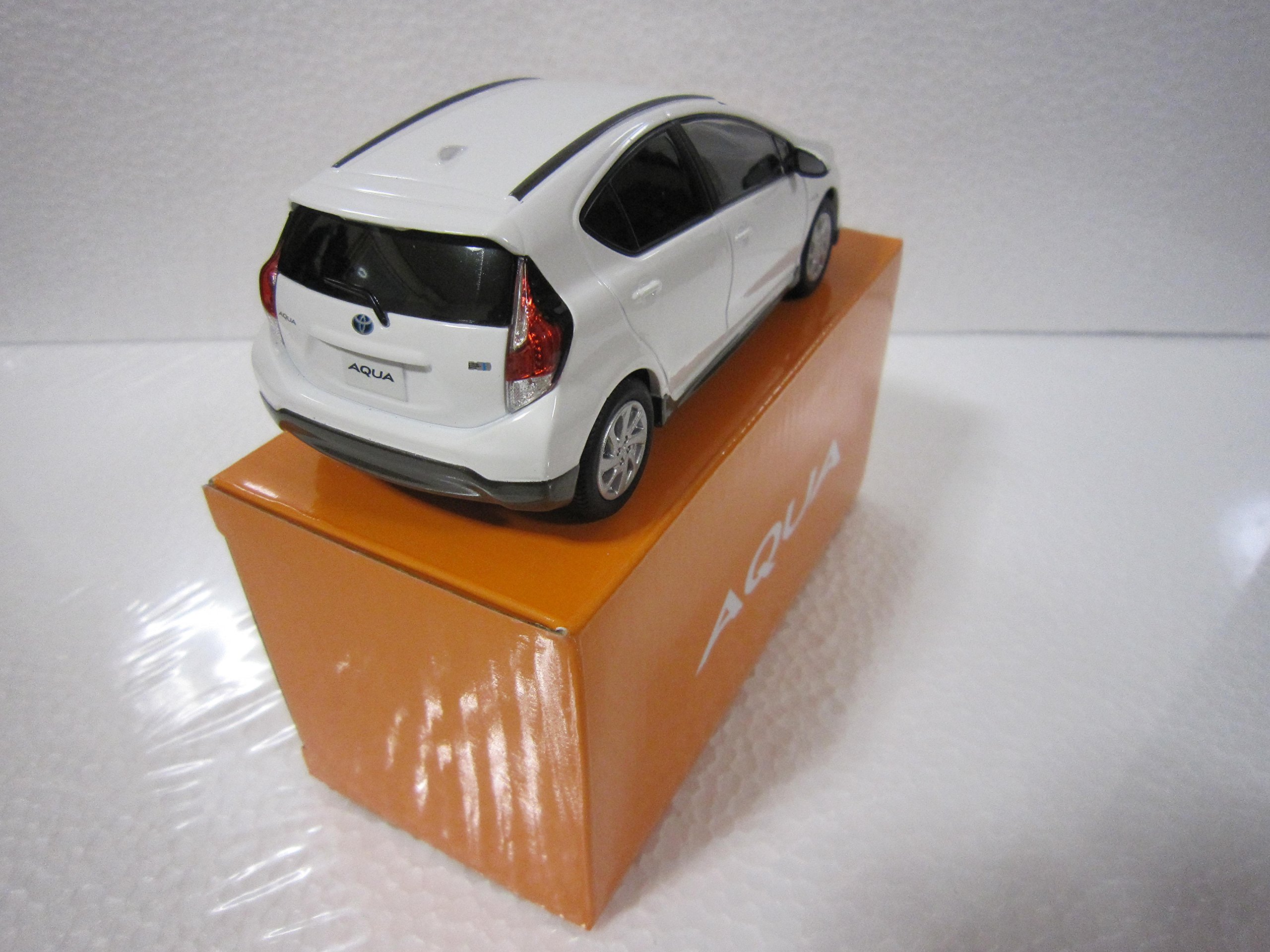 Amazon | トヨタ 1/30 オフィシャルミニカー アクア 後期 AQUA X