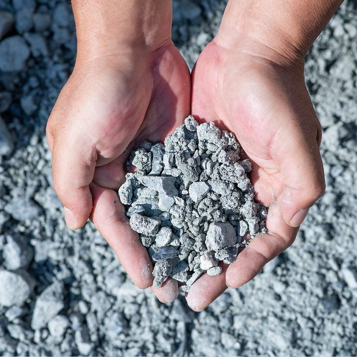 Amazon | 青砕石 0mm-30mm 60㎏（20kg×3袋）【粒調砕石】静岡県産 | 用土