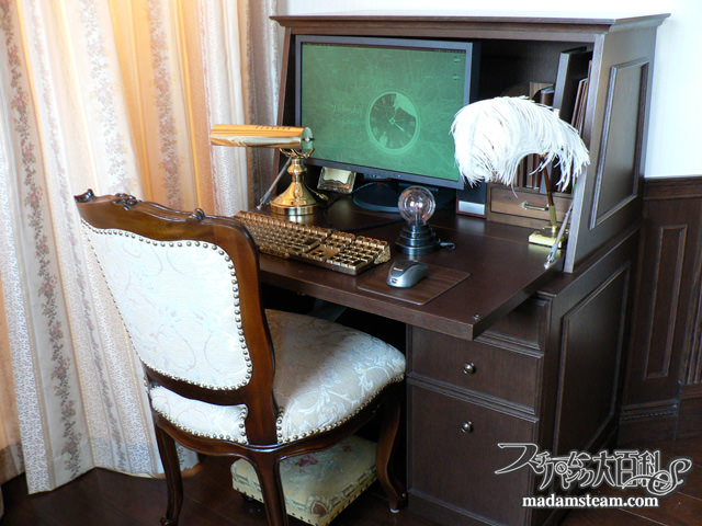 ヴィクトリアンなライティングビューロー型のパソコン机を購入