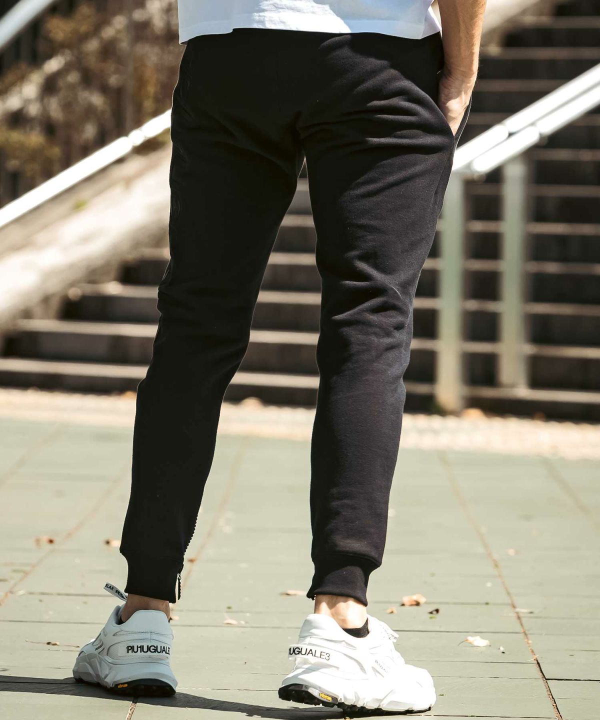 ラインストーン刺繍ロゴスウェットパンツ ブラック 1PIU1UGUALE3 RELAX