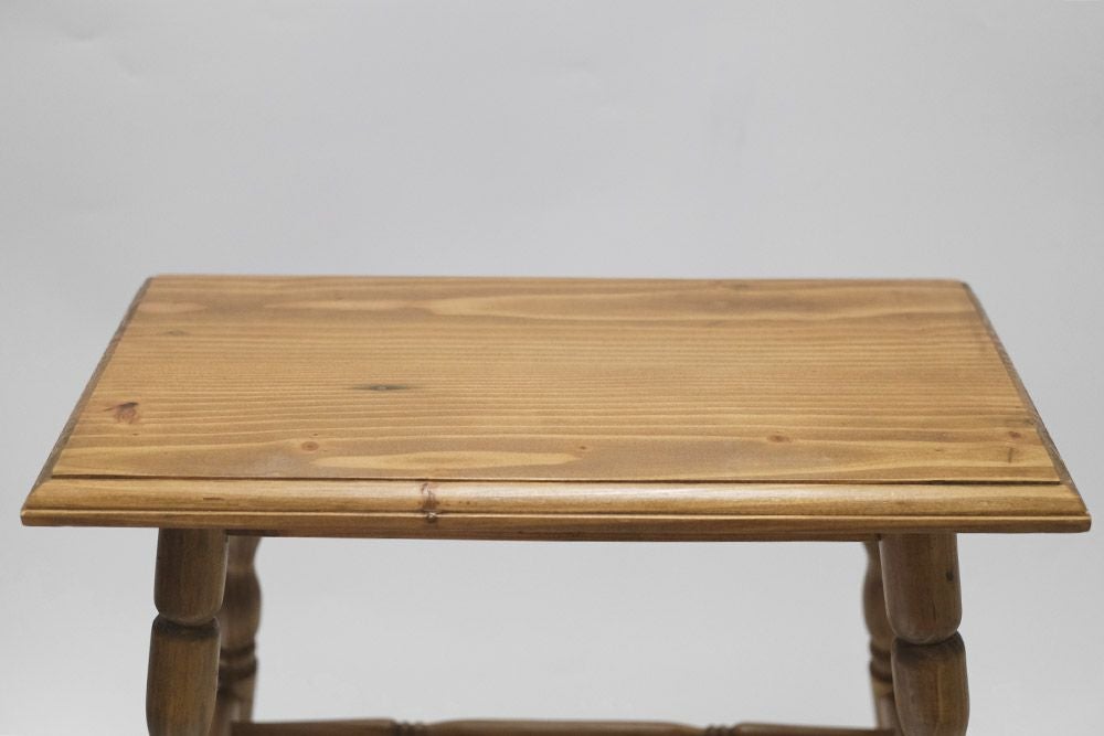 ◇素朴なパインのサイドテーブル フラワースタンド 木製のろくろ脚の