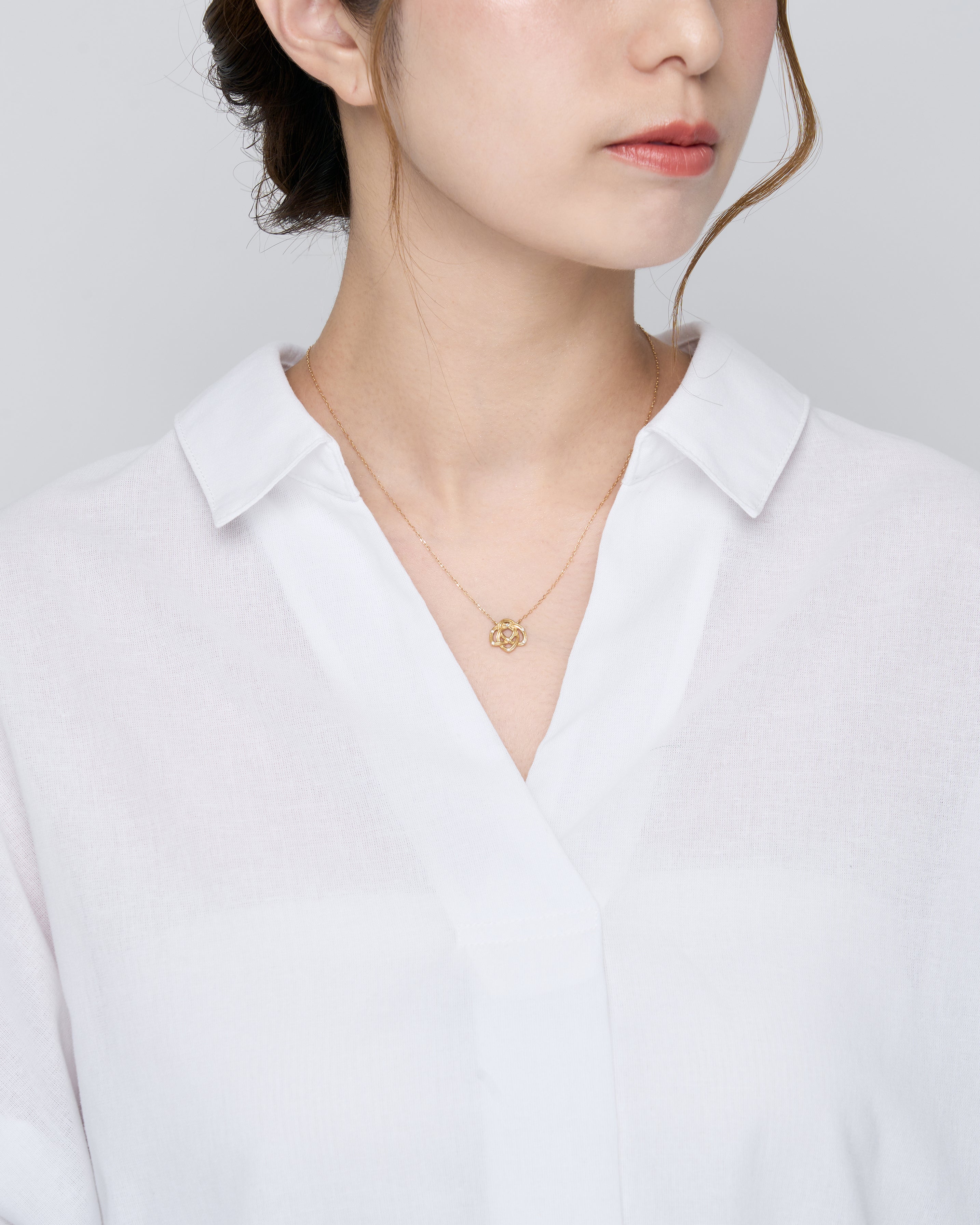 K18 オーバル ひねり フープピアス（大） - me.（エムイードット）