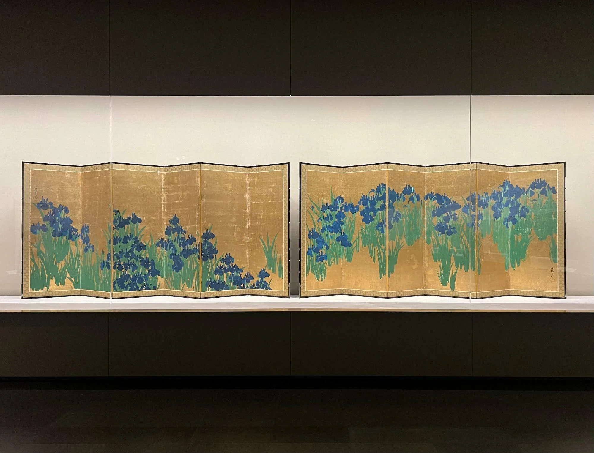 琳派の代表作「燕子花図屏風」は右から観る、根津美術館で毎年恒例の展示