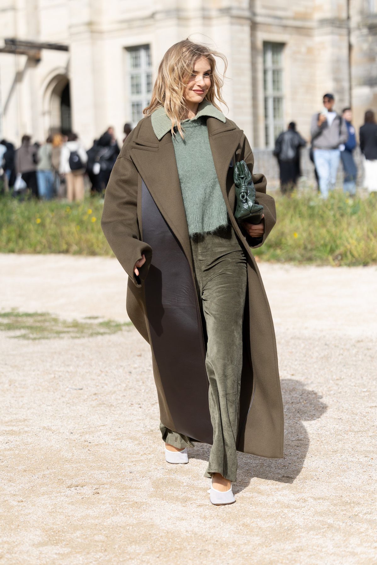 2024-25年秋冬のトレンドカラー「カーキ」、アウター着こなしのコツは