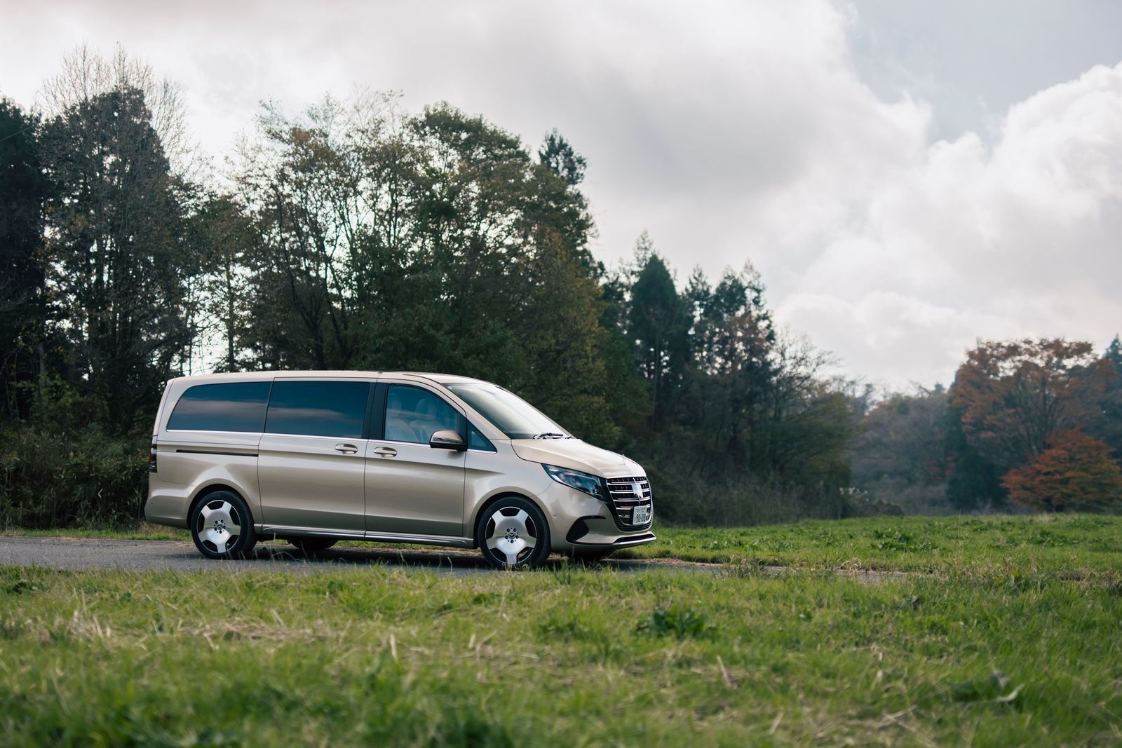 日本のミニバンとはまるで異なる──新型メルセデス・ベンツV220d