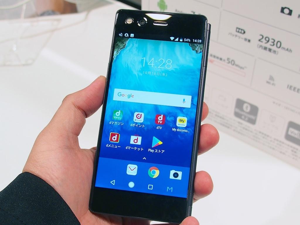 ドコモの2画面スマホ「M」はウケ狙いじゃない —— 共同開発で挑む世界