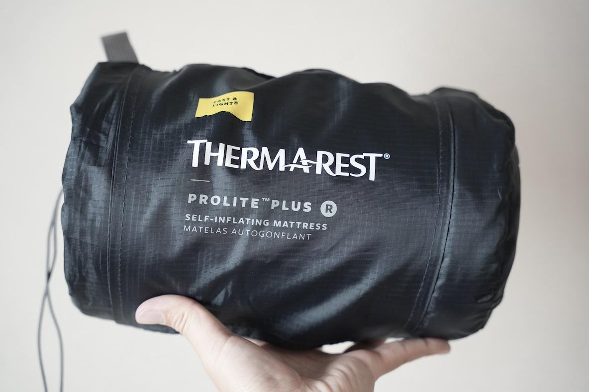 サーマレストのプロライトプラスとポータブル枕があれば固い床でも