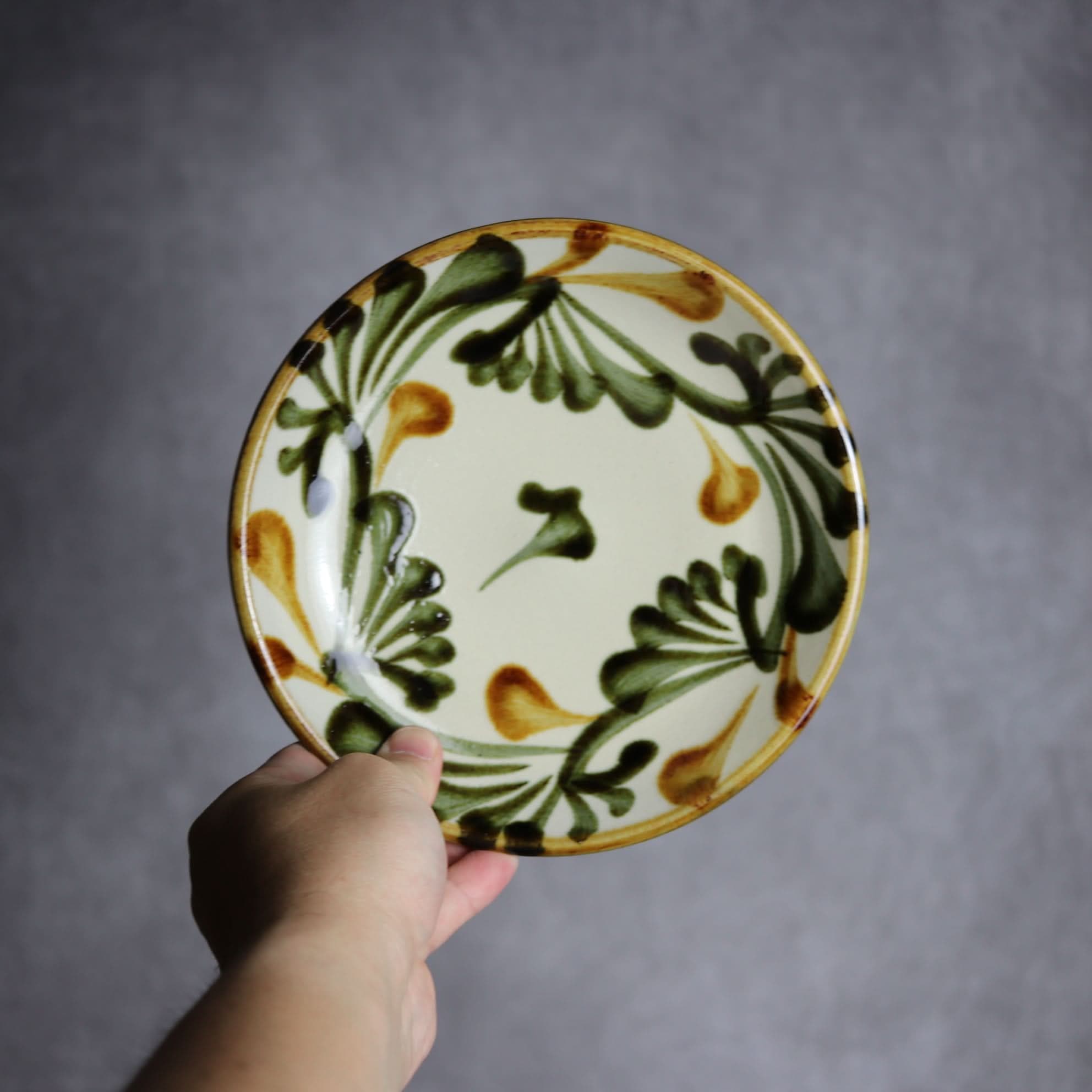 6寸皿 黒呉須 唐草 やちむん 陶器 陶眞窯｜陶眞窯｜やちむん 陶器 琉球