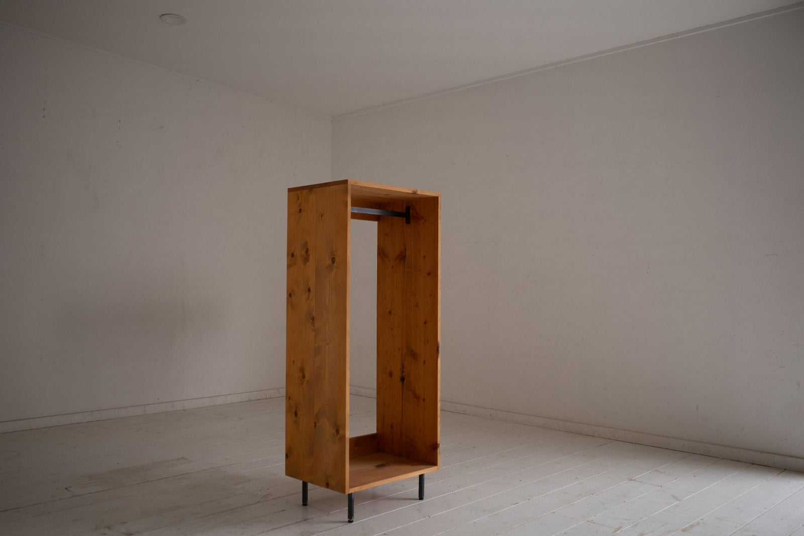 無垢とアイアン脚のハンガーラック – NEALD