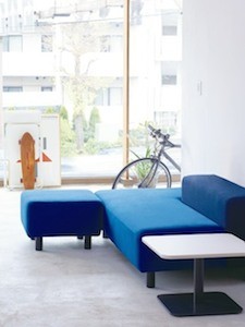 無印良品が、「ソファベンチ」発売 - 成田空港第3ターミナルに400台