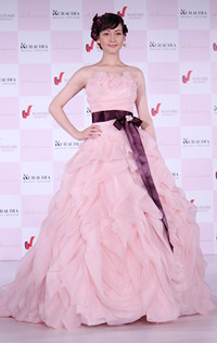 吉川ひなのプロデュースのウェディングドレス12種が登場! ハワイの虹を