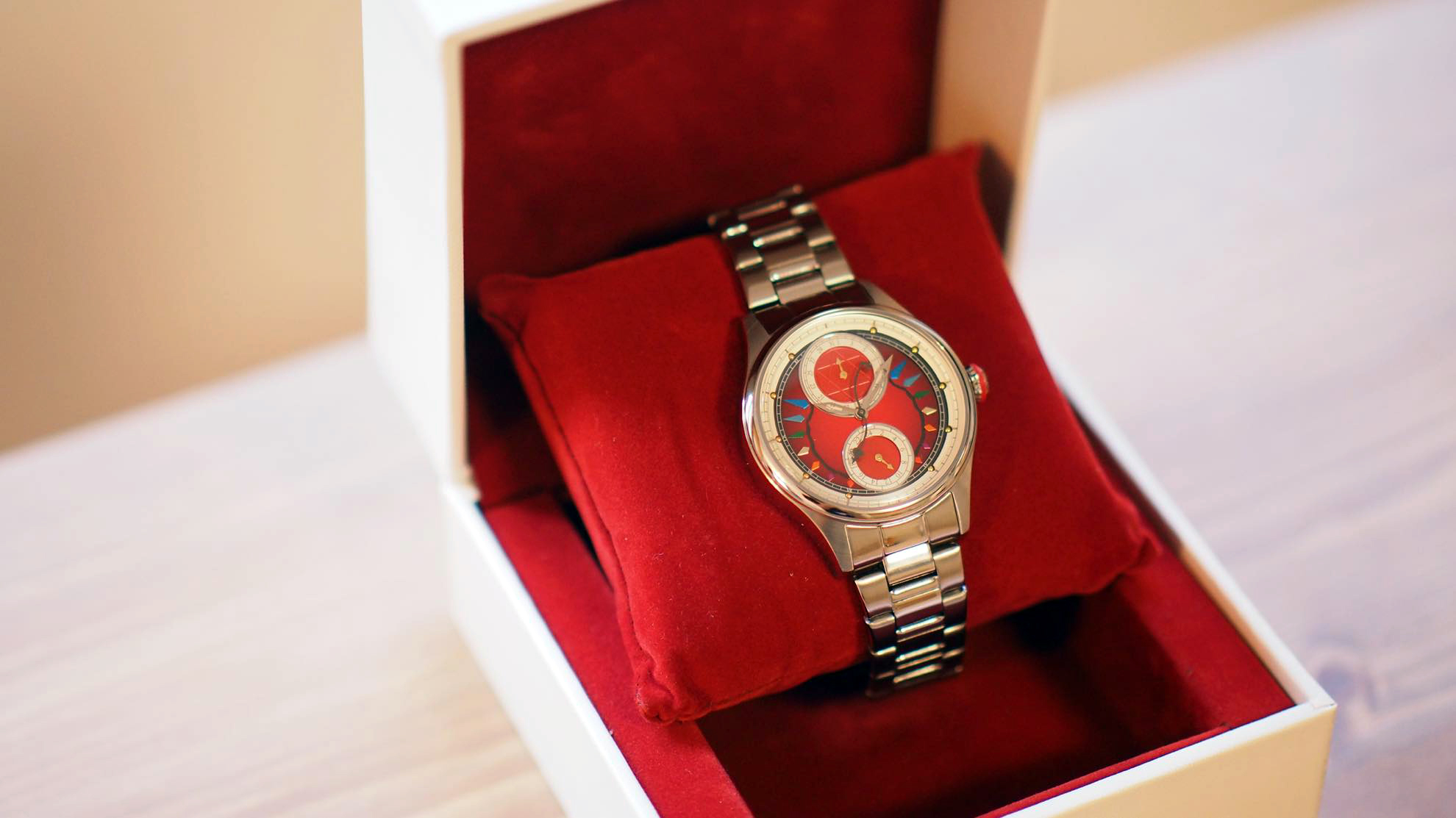 色鮮やかな翼がデザインされた文字盤がオシャレ。『東方Project