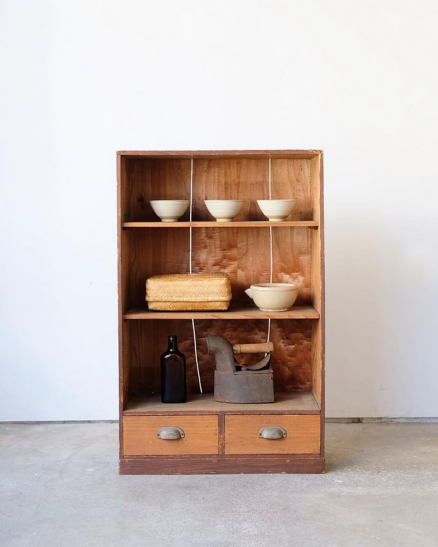 仁平古家具店 木製ガラス扉食器棚 本棚 仁平古家具店 木製ガラス扉食器