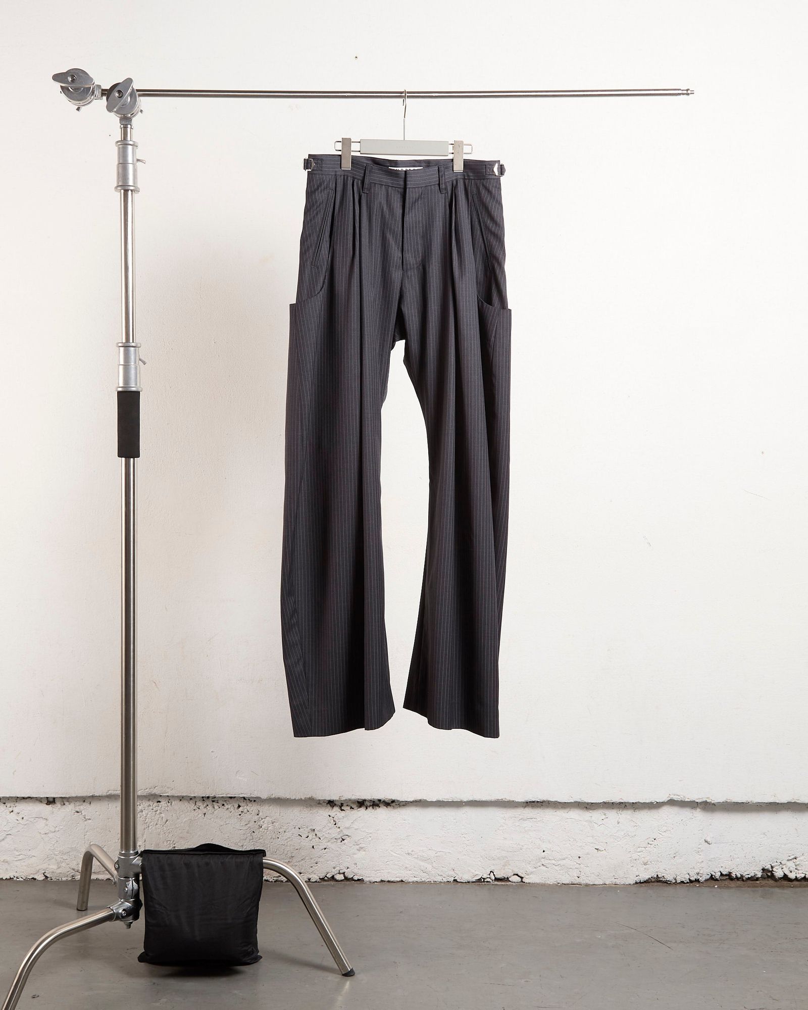 NVRFRGT - NVRFRGT(ネヴァーフォーゲット)PINSTRIPED 2TUCK CURVED LEG