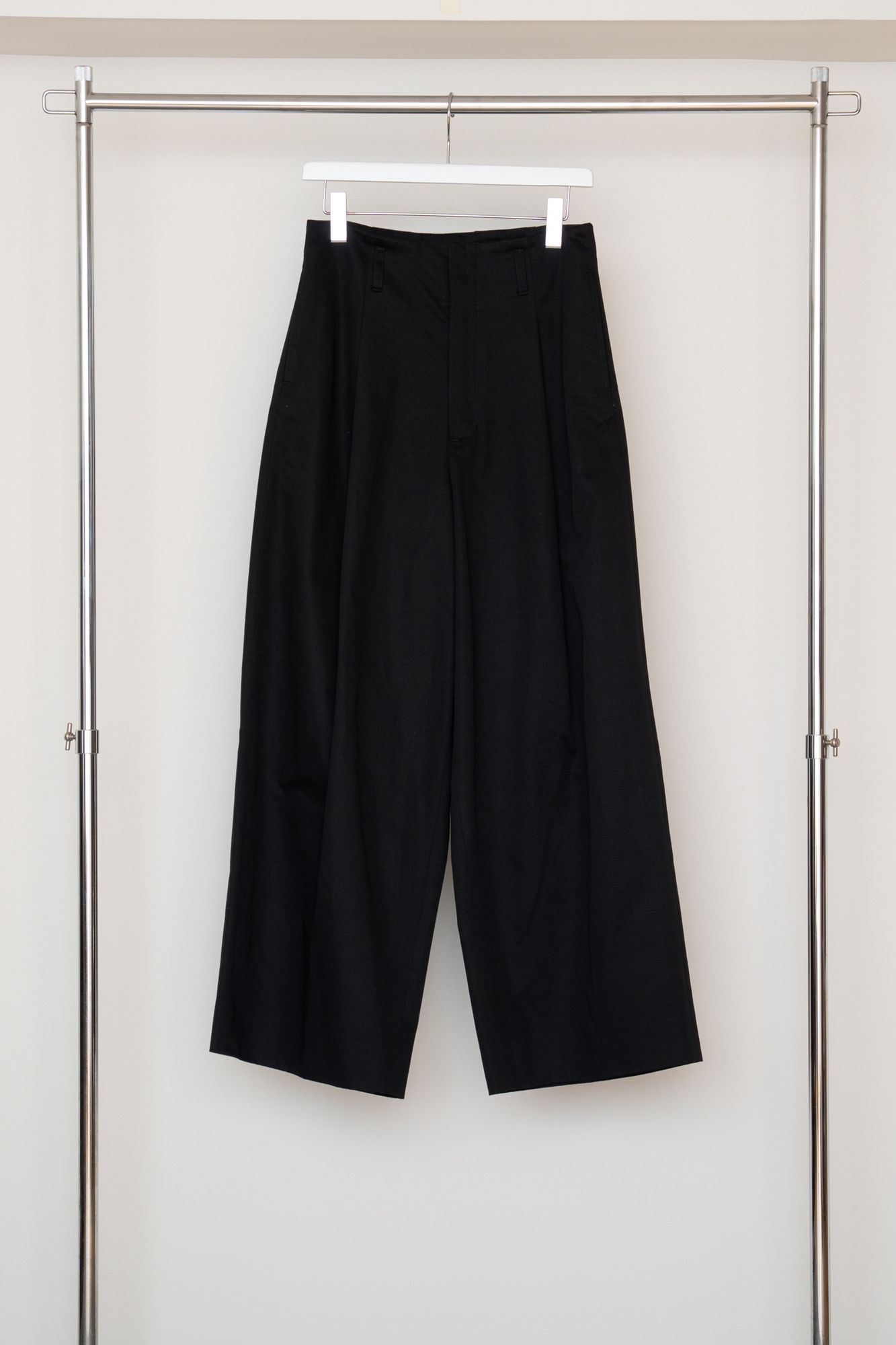 Rich I - TUCK WIDE TROUSERS（BLACK） | niki