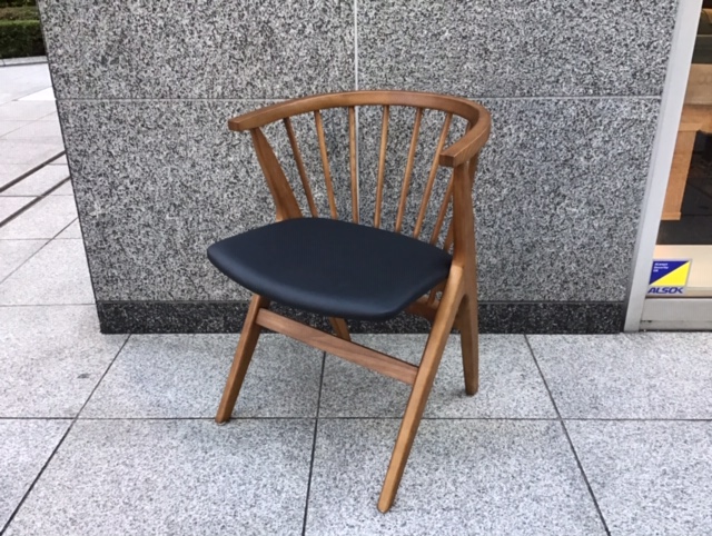 新入荷ダイニングチェアの御紹介 高級感漂う木製スピンドルバック