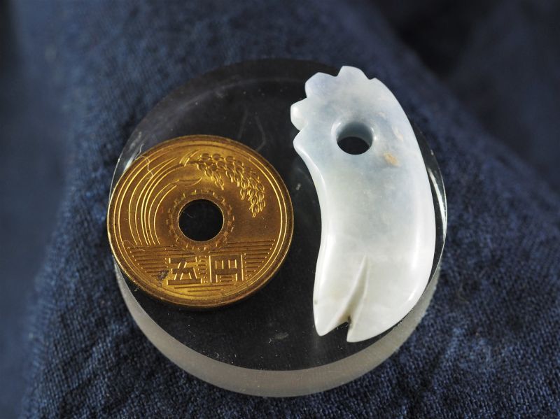 長者ヶ原遺跡出土・牙上勾玉モデル」ラベンダーヒスイ 縄文勾玉（34mm