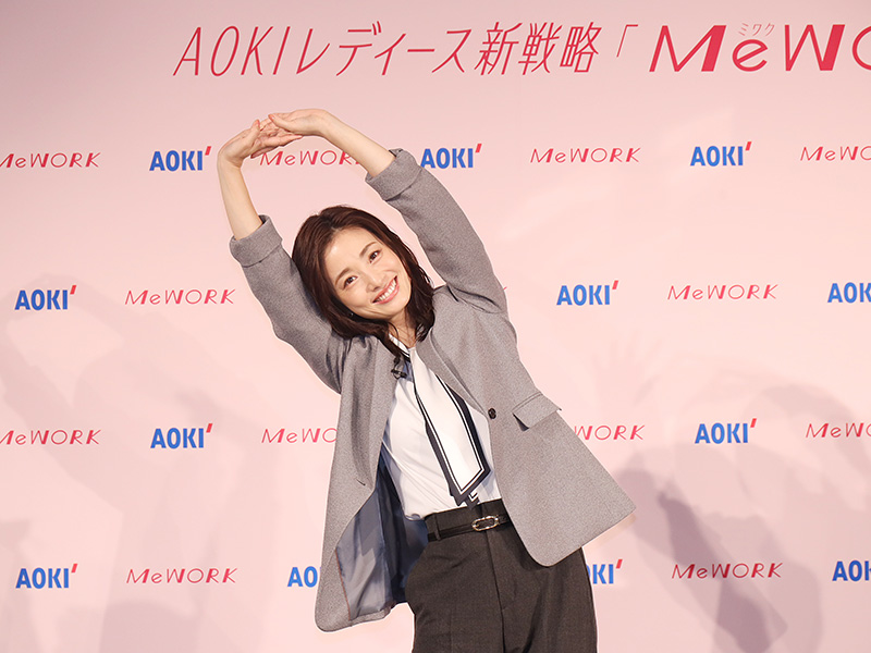 上戸彩＆今田美桜がAOKIの「機能性ジャケット」でストレッチ!? | Oggi.jp