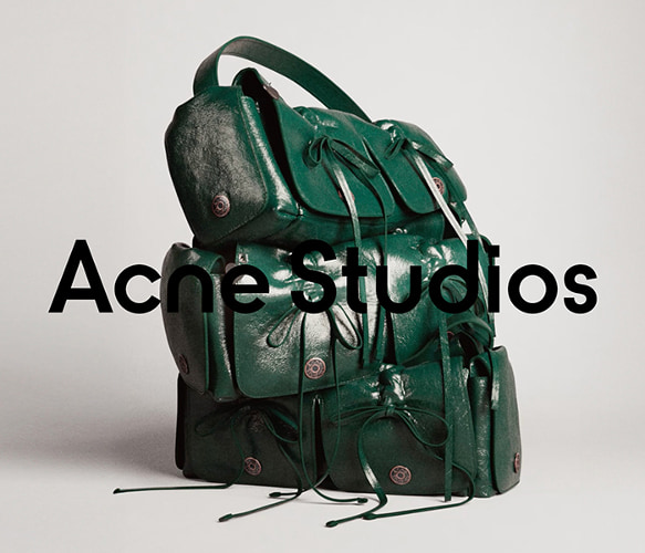 アクネ ストゥディオズの「マルチポケット」バッグがピンク×クリスタル