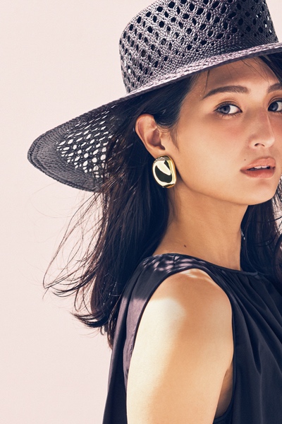 シンプル服を上品に盛り上げる「BIGピアス」｜夏のジェエリートレンド