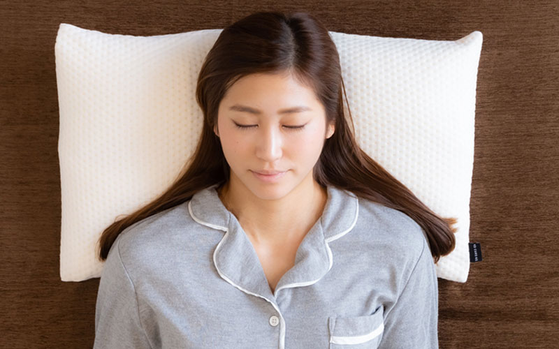 お値段なんと3万円!! ライターがすっきり目覚めを体感した「整体まくら