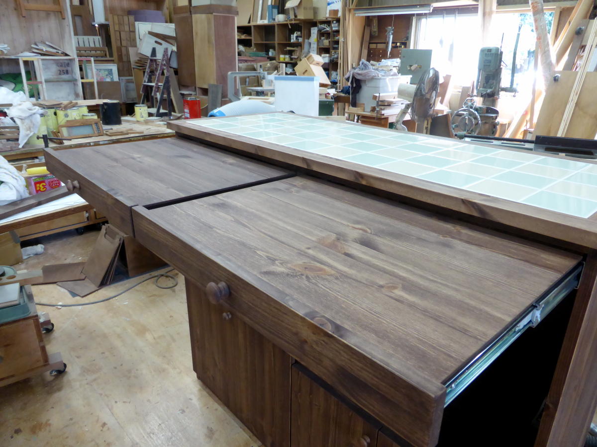 タイルトップの間仕切りキッチンカウンター（パステル色交互貼り