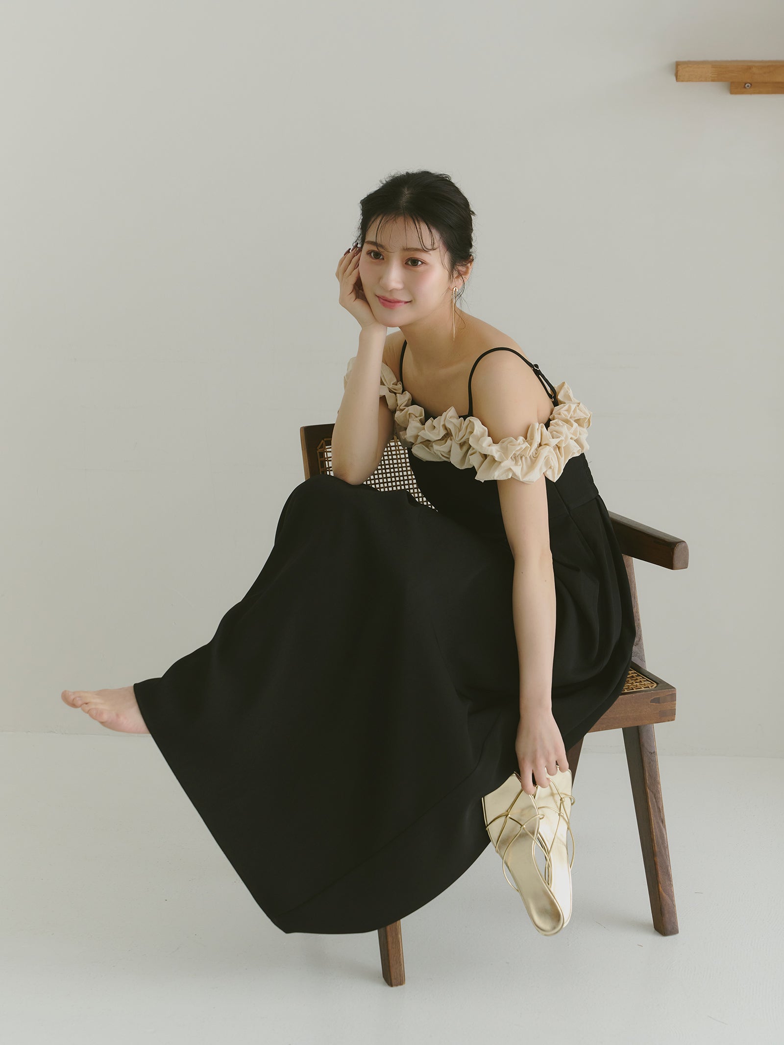 予約】【Kanako×Olu.】ショルダーフリルタックワンピース【発送予定日