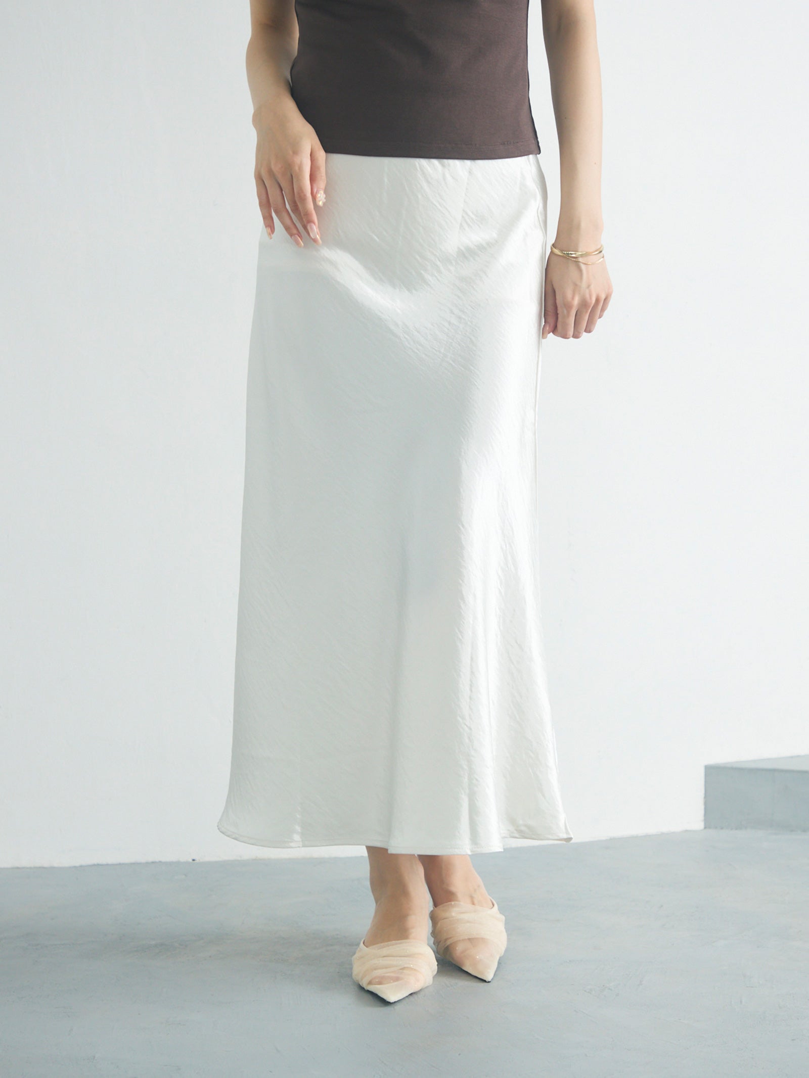 サテンライクIラインスカート