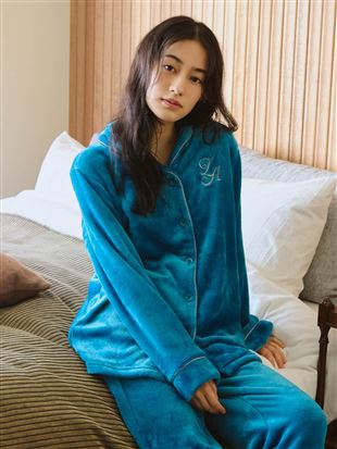 まるで毛布！のような暖かさ]ロゴ刺繍前開きマイクロファイバー