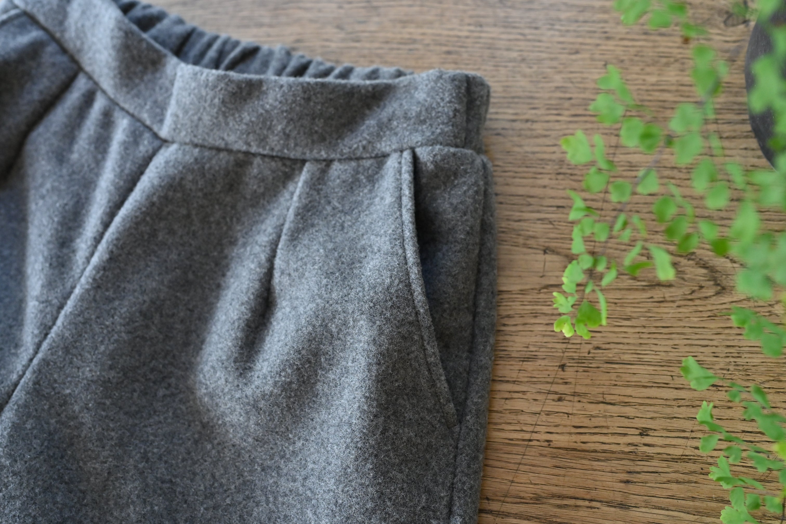 ウール素材のテーパードパンツ – OURHOME