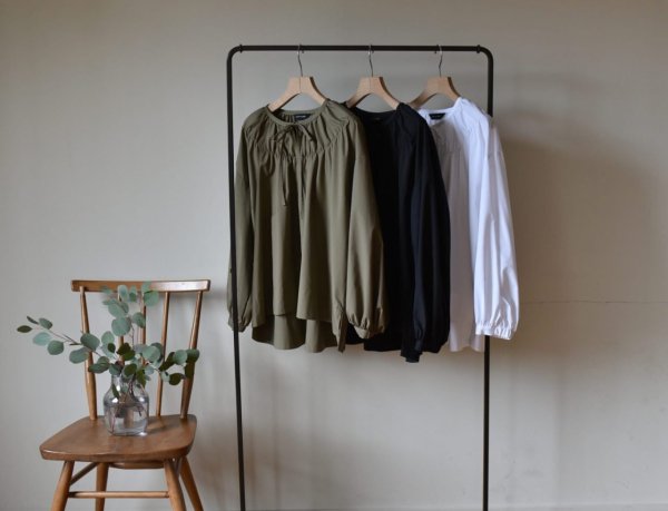 たっぷりギャザーのフレアブラウス – OURHOME