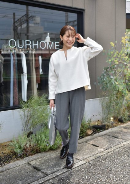 洗えるウール混素材のキーネックプルオーバー – OURHOME