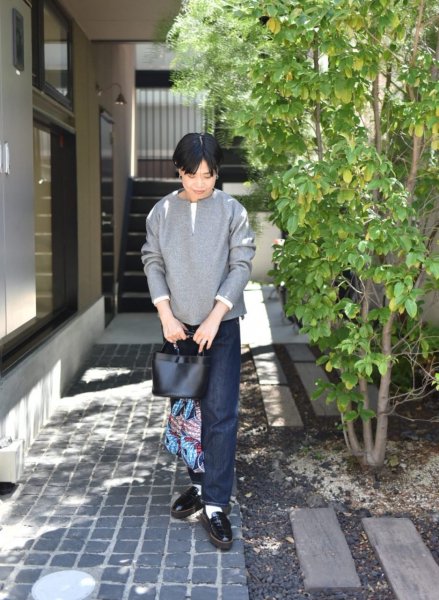 洗えるウール混素材のキーネックプルオーバー – OURHOME