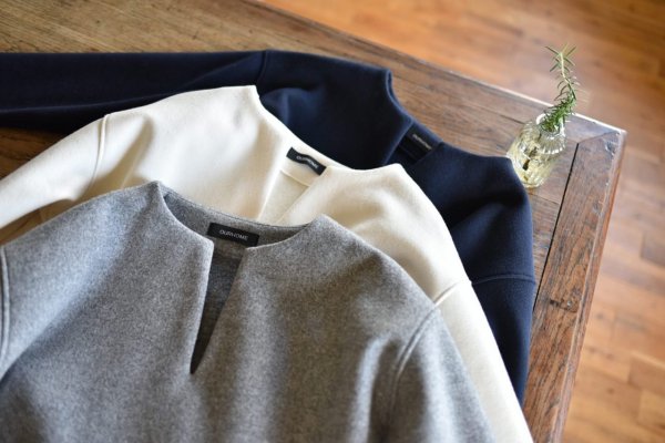 洗えるウール混素材のキーネックプルオーバー – OURHOME