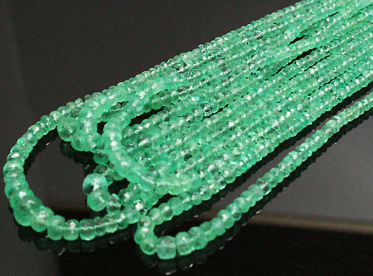 コロンビア産 エメラルド翠玉緑玉ビーズパーツ ボタンカット
