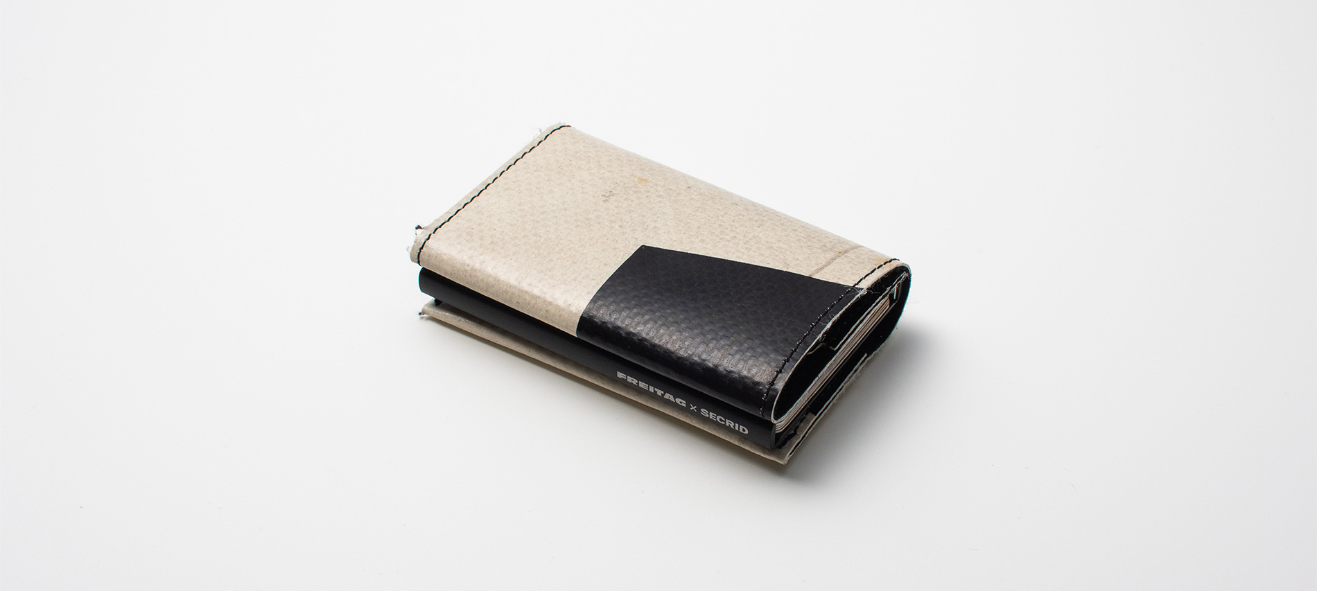 男心をくすぐるギミックが、所有欲を満たしてくれる。FREITAG×SECRIDの